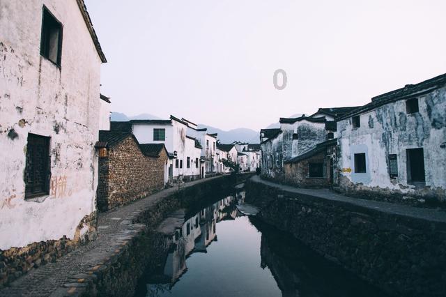 与不讲道理的女生谈恋爱，会拉低智商。因为她不讲道理，只能按错误方式生活。你说呢？游戏画面